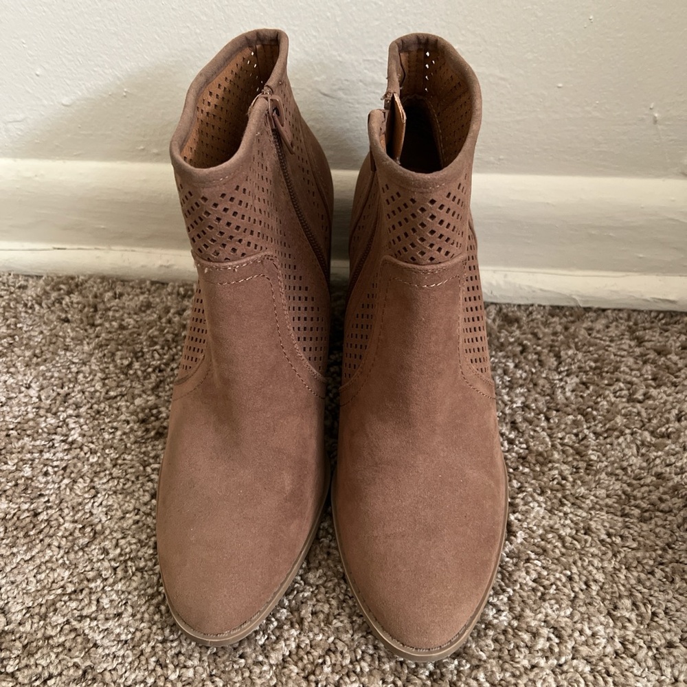 Universal thread heeled boots